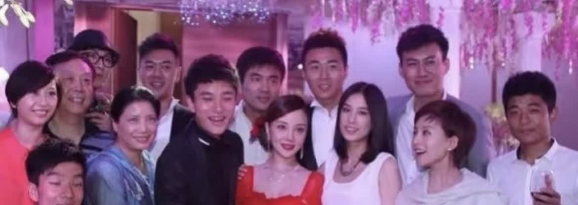 黄圣依当年还去了贾乃亮的婚礼，看来他们俩分手时也是挺和平的，毕竟是老同学。[笑哭