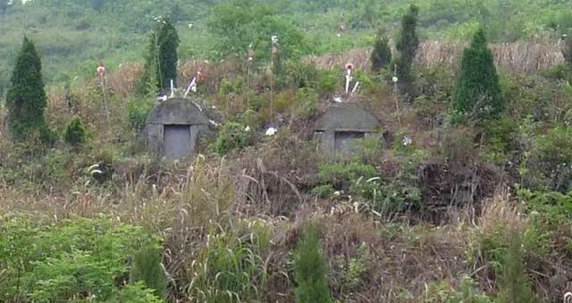 重庆，某商贸公司发现某村的坟茔处有建筑所用的石料，为了获得采矿权，商贸公司就通过