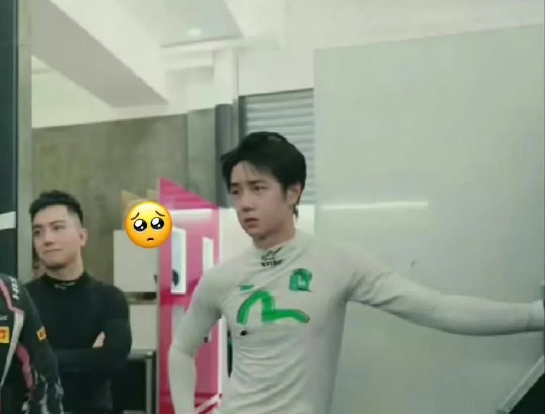 不知道的还以为谁欺负他了，委屈巴巴
其实了解王一博的都知道，这个表情是在认真听