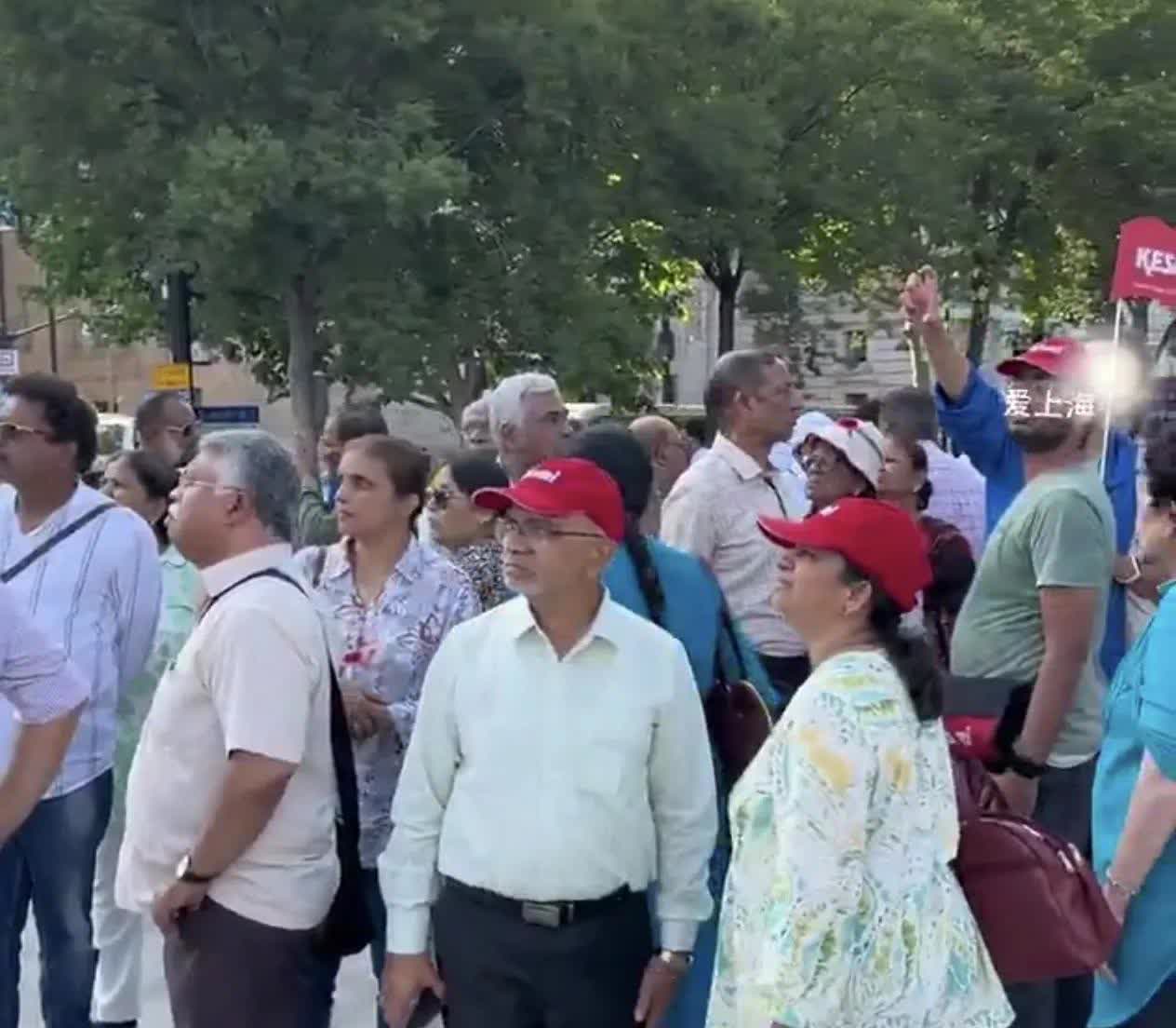 一群印度阿三旅游团到上海外滩观光！

估计出发前认为上海还有20年就赶上孟买