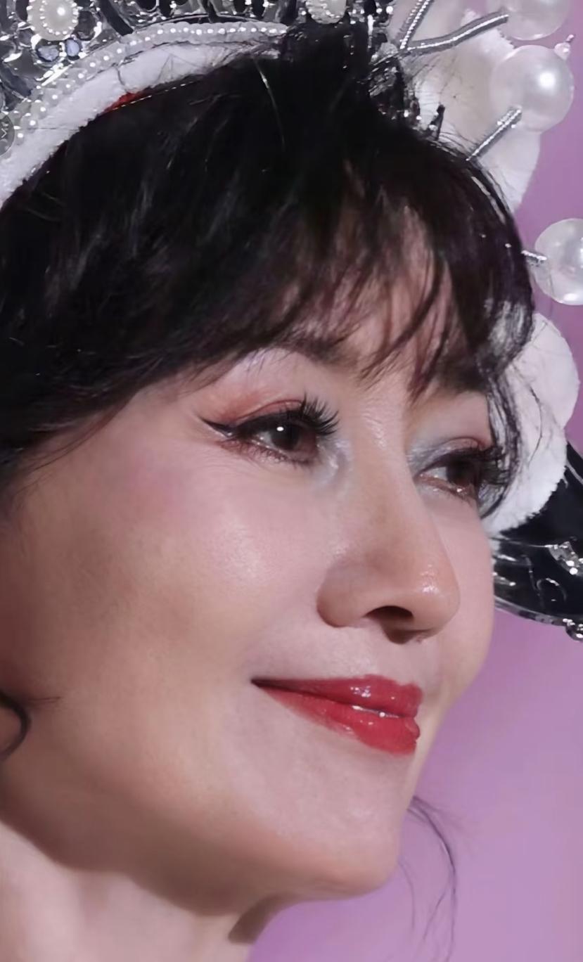 72岁赵雅芝生图，真的很牛了，不说皮肤皱纹， 就这骨相无敌了！关键她完全没有那种