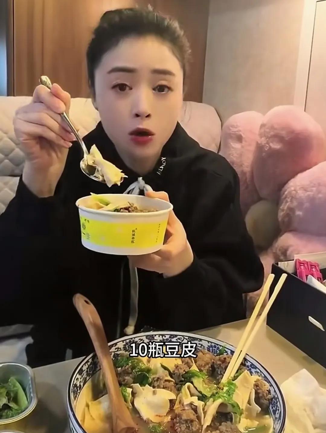 好多明星吃饭的时候，桌子上都摆上这么多美食菜肴，这么多菜，一个人能吃的完吗[灵光