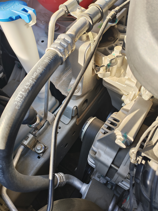 23款手动帝豪
23手动帝豪，用车两年多除了刹车盘生锈看不到别的生锈的地方，哈哈