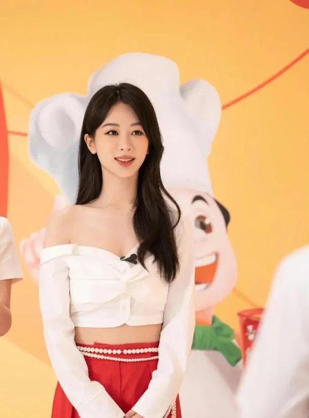杨紫穿白配红美得像仙女下凡，这次造型真是太惊艳了。