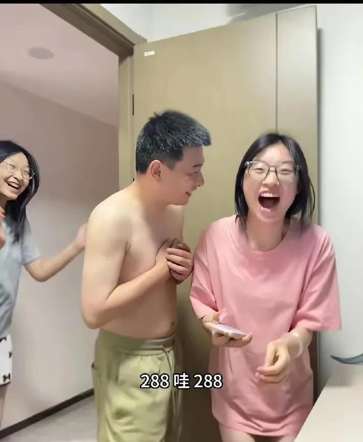 高考288分，女生激动的喊出声来。
高考放榜了，网上晒分的此起彼伏，不是600多