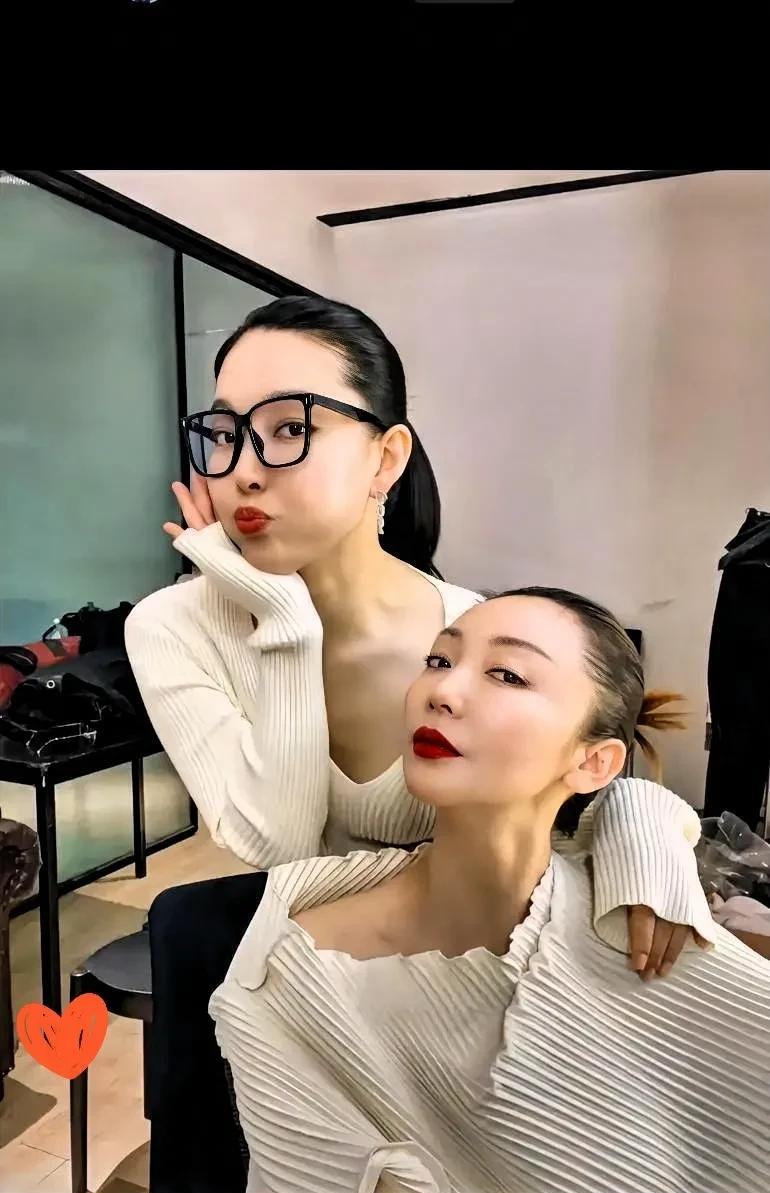 九三晚会的导演
太让人意想不到了！
居然不是常见的总台工作人员赵大治、于蕾，而是