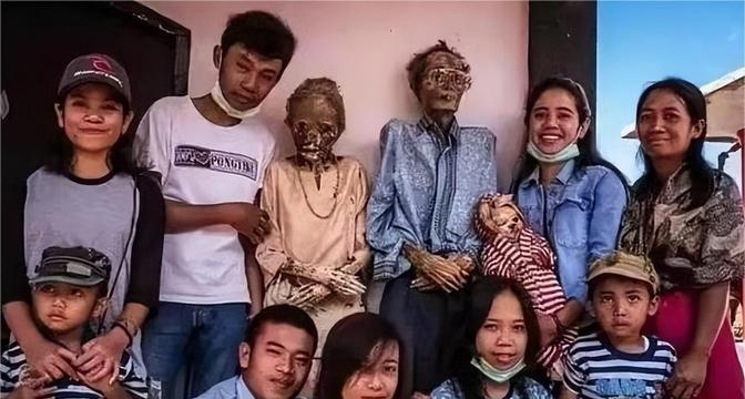 把死人尸体挖出来，精心打扮后进行展示，有人甚至和尸骨亲密合照。这么荒唐的活动竟每