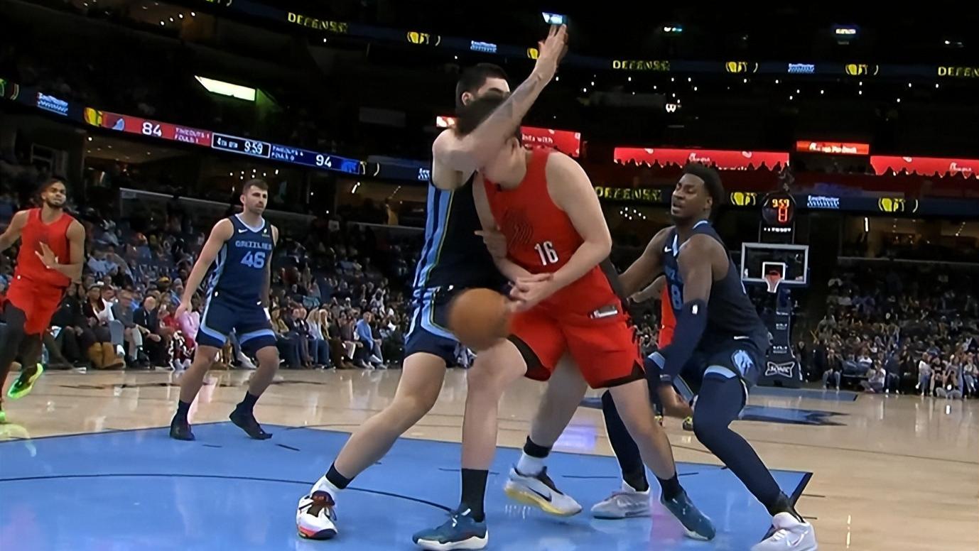 暴扣+勾手+封盖！杨瀚森86秒组合拳打崩灰熊，4+5+2送埃迪6犯毕业