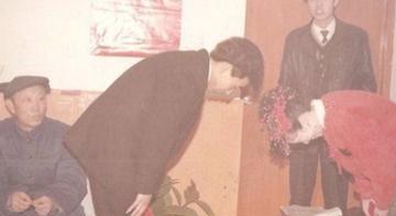 1996年，曾任邓小平警卫员的马林准备结婚，双方家长见面商量婚事，不料岳母却提出