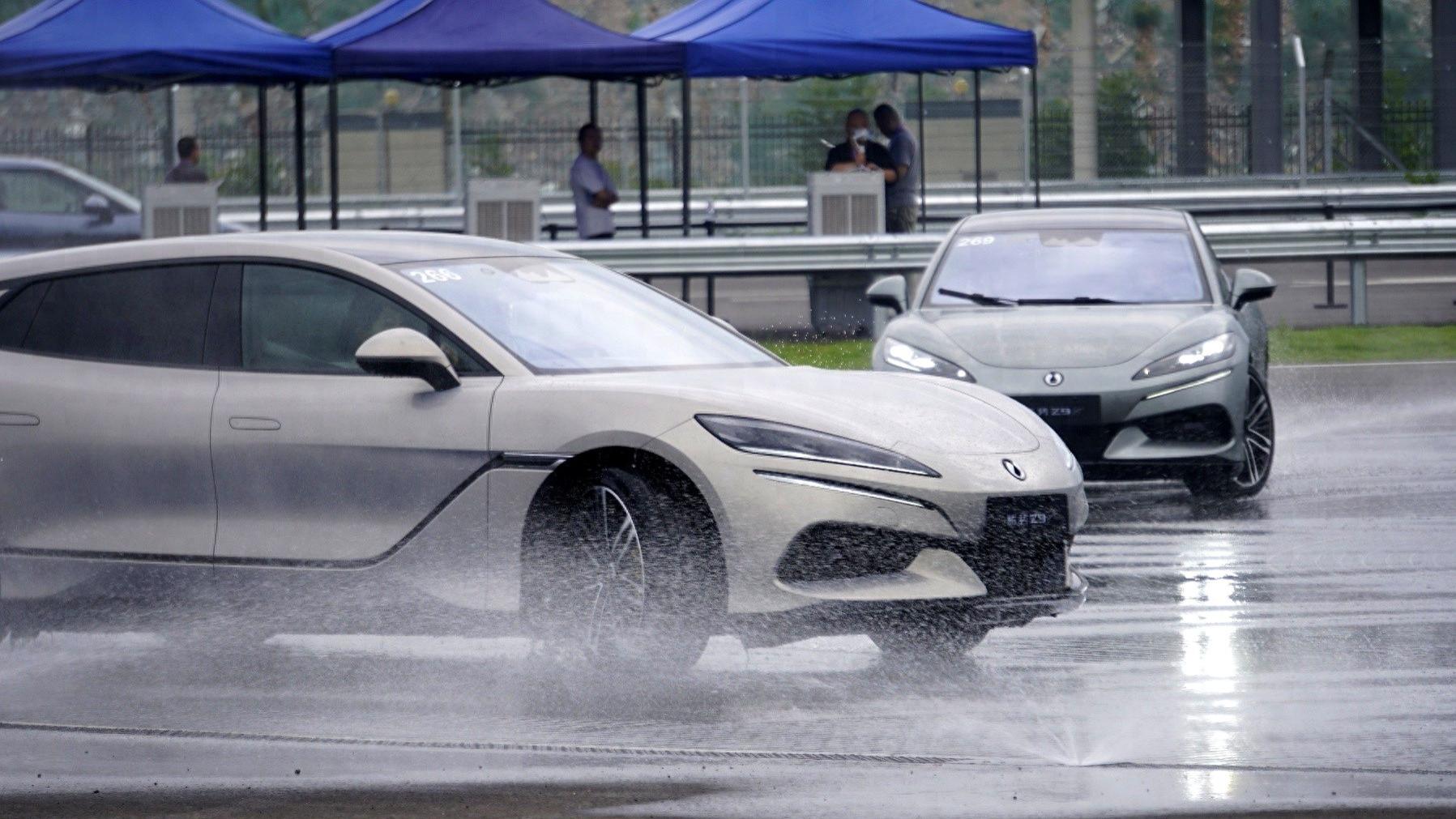 比亚迪又整活了！一项新功能正在内测，“路怒症”回家就能跪键盘