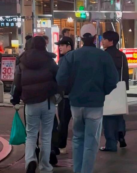 李现樊振东竟然在日本街头同框逛街，引发网友热议!
2025年3月19日，有网友爆