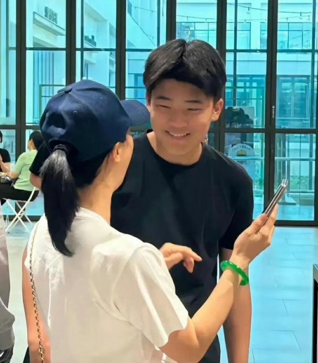 王楠这 1800 万的镯子太让人震撼啦！没想到在公共场合还能戴着保护套保护，第一