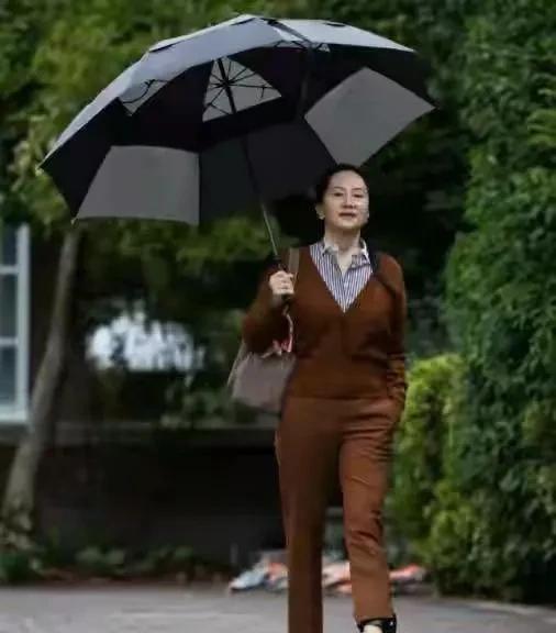 允许李嘉诚的两个儿子重入中国国籍，或许就是解决李嘉诚出售港口一事的转机！
问李嘉