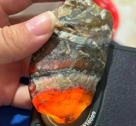 在路边捡到一块石头，把它打磨光滑后，发现里面是橙橘色的。想问问这个值多少钱呢？