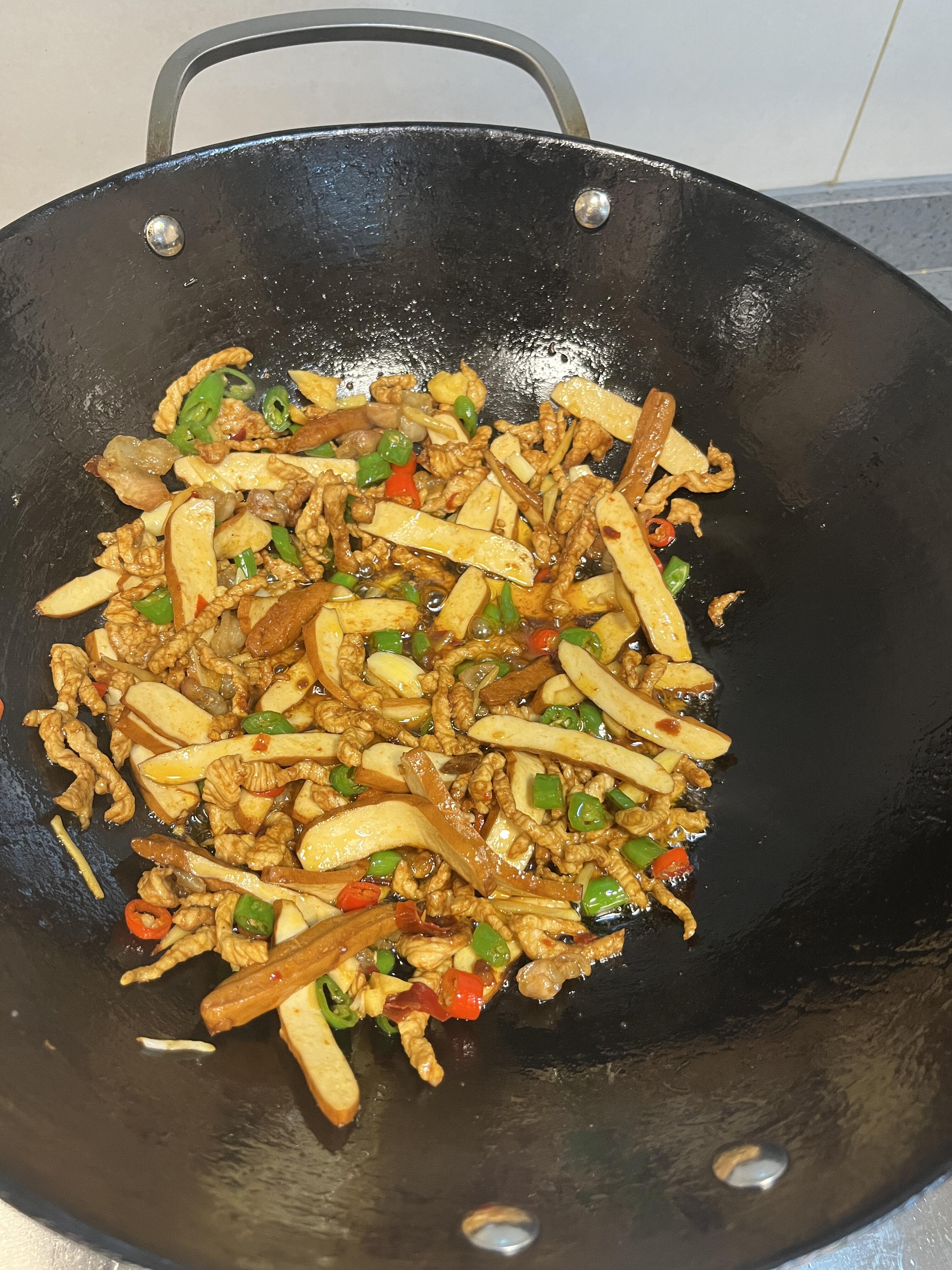 香干炒肉！这必须得2碗米饭
干饭人根本拒绝不了这道菜！！
今天又得多吃一碗了
做