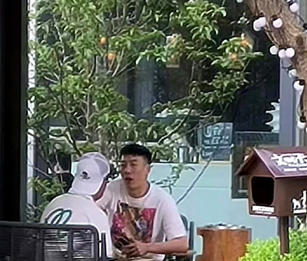 有球迷偶遇到了曾经效力过上海申花和广州队的秦升。

这位前国脚已经出来了，但