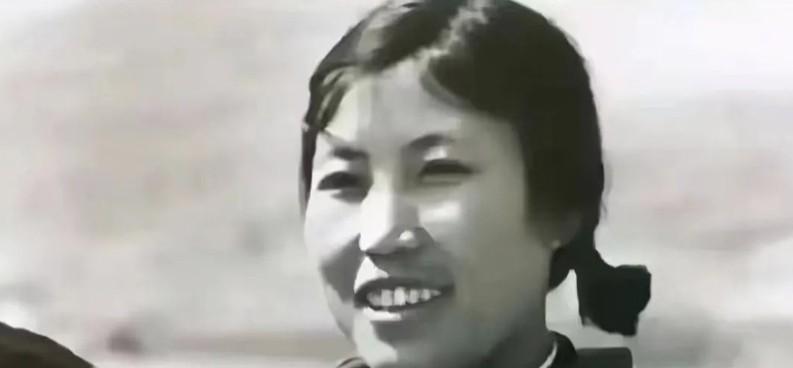 1978 年，“铁姑娘”郭凤莲随代表团前往美国。她满怀热情地宣传“大寨精神”，可