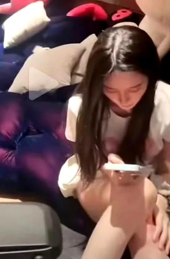 男人都不能免俗，
明星也不例外！
老婆镜头里大腿露多了，黄子稻直接破防[笑哭]