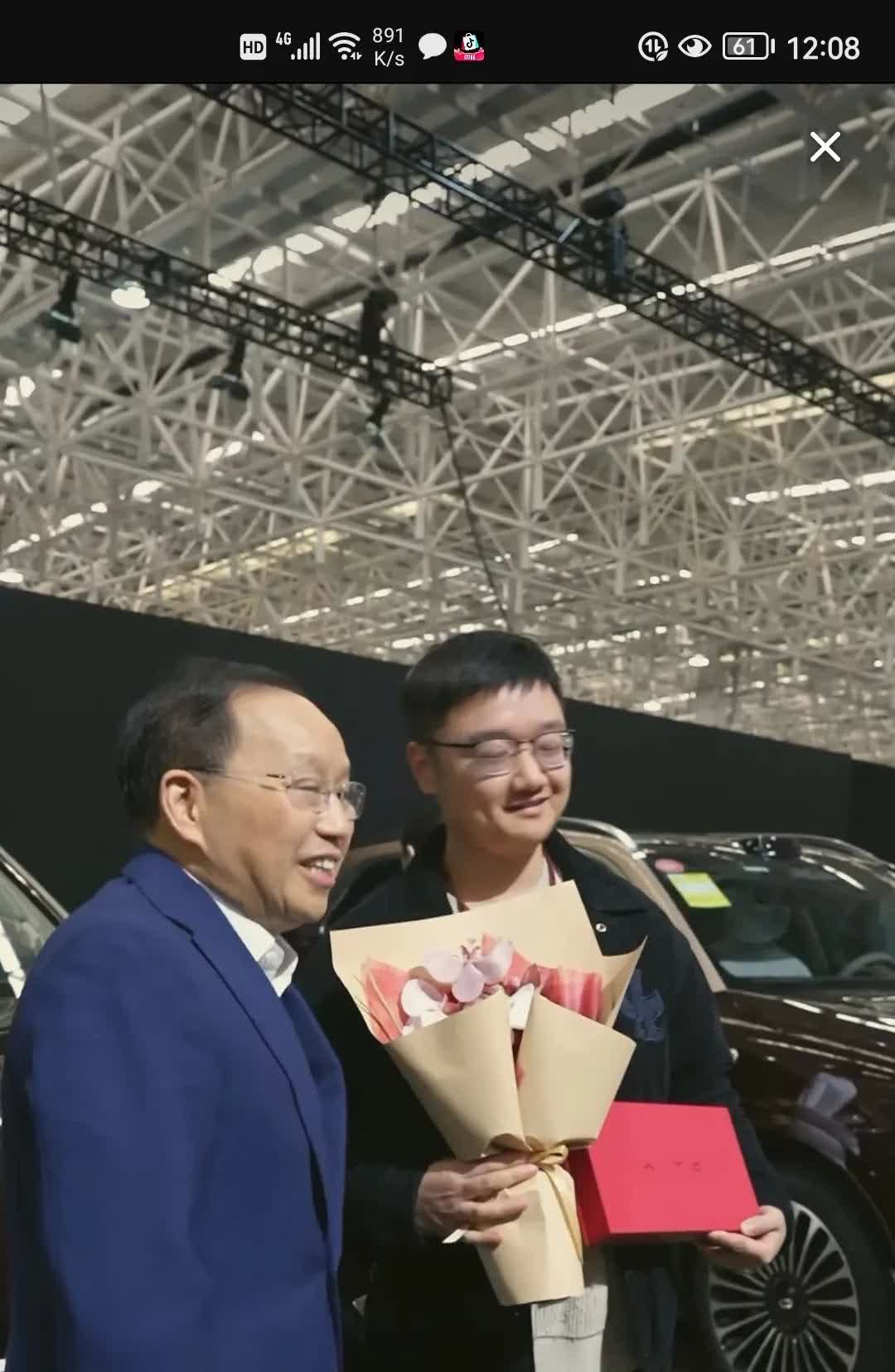 赛力斯董事长张兴海举办25款M9先行者交车仪式，首批交付27辆新车。科技暴龙和饭