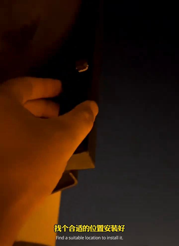 教大家怎么安全通过没有红绿灯的路口。
·只需要准备一个这样的小型红绿灯，先走到