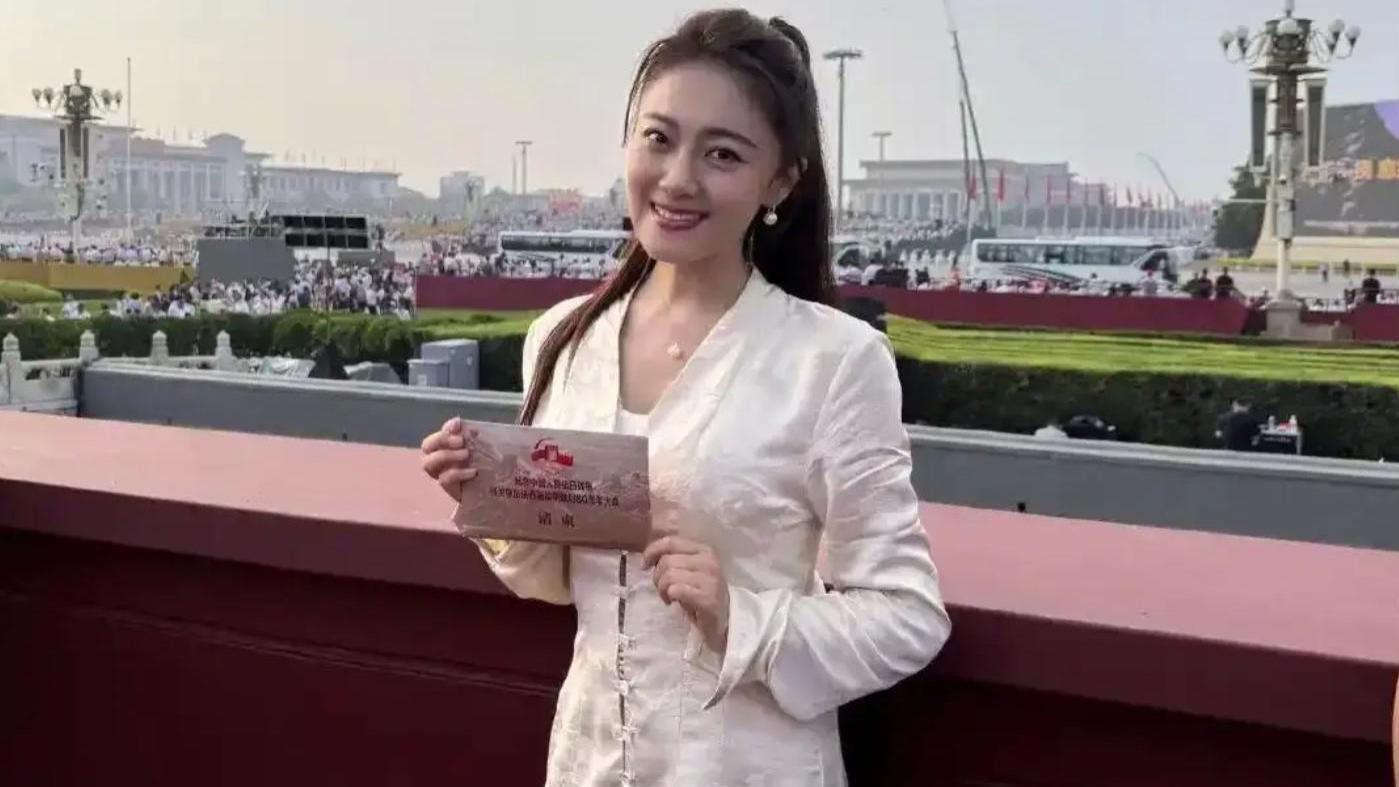 离婚7年，高调亮相观礼现场的王小玮，早已让前夫高攀不起