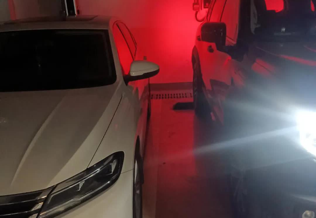 隔壁车位平时就这样停车，现在车被刮了，今天已经报警了。
我停车时已经对他十分迁