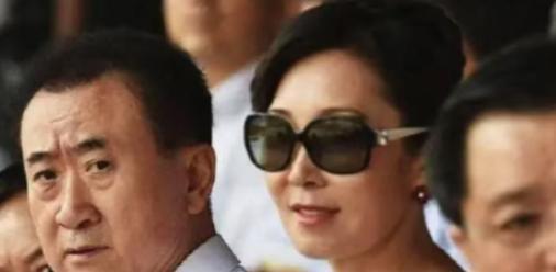 2024年，年薪300万的女秘书被王健林喊去买水，转身消失两小时后，服务员递来结
