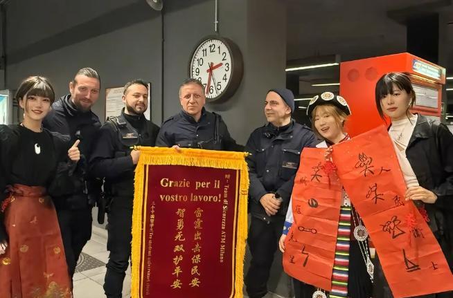 中国锦旗‘攻陷’意大利！一中国留学生在地铁站被小偷抢手机，意大利警察见状出手相助