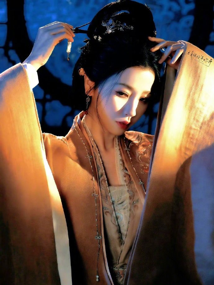 虞书欣碎镜海报，
这海报感觉是上辈子的写照啊，既破碎又跌入深渊，但是这辈子云初一