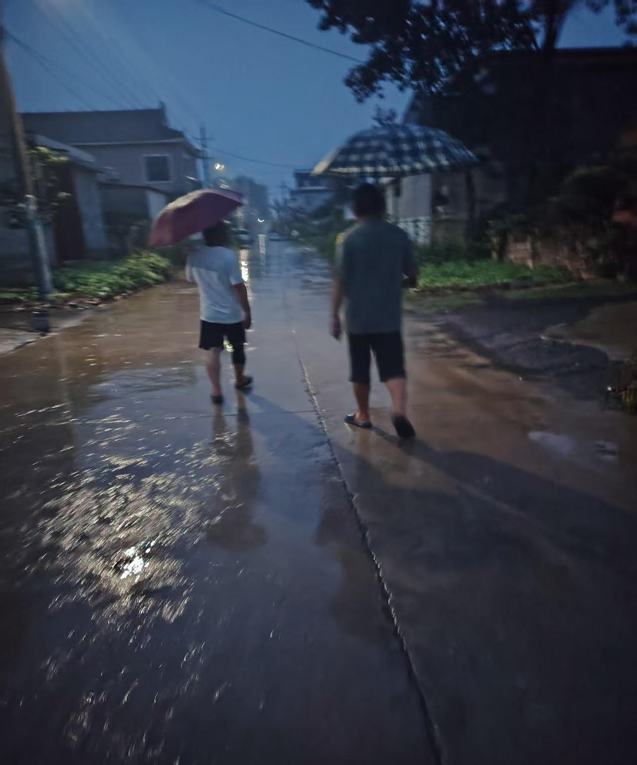 天气预报说有强降雨连夜排查村里独居老人五保户的住房安全！#我的乡村生活 #原创视