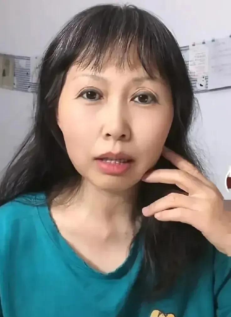 最近好多人质疑素老三是不是作家？在网上日更万字讨生活配不配作家？
我有点小清高，