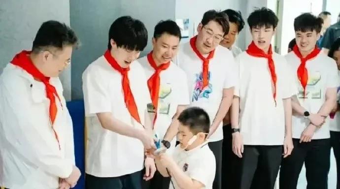 就因为台湾省乒乓球运动员林昀儒在大陆参加活动时佩戴上了红领巾，结果就遭到了民进党