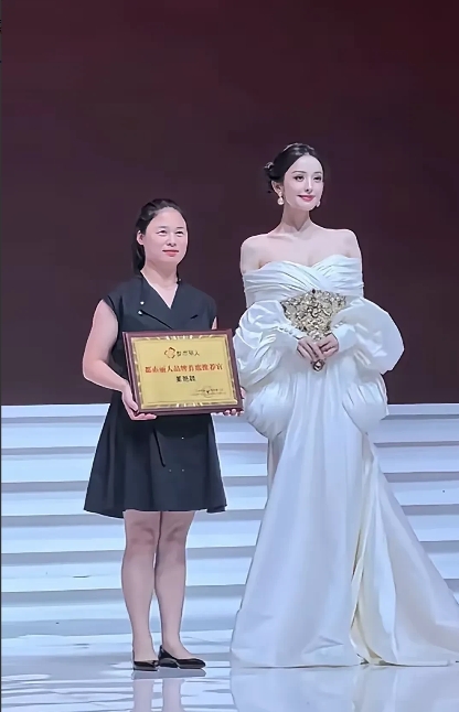 谁懂啊！没有对比就没有伤害这件事，真是被古力娜扎和普通人的同框狠狠验证了！古力娜