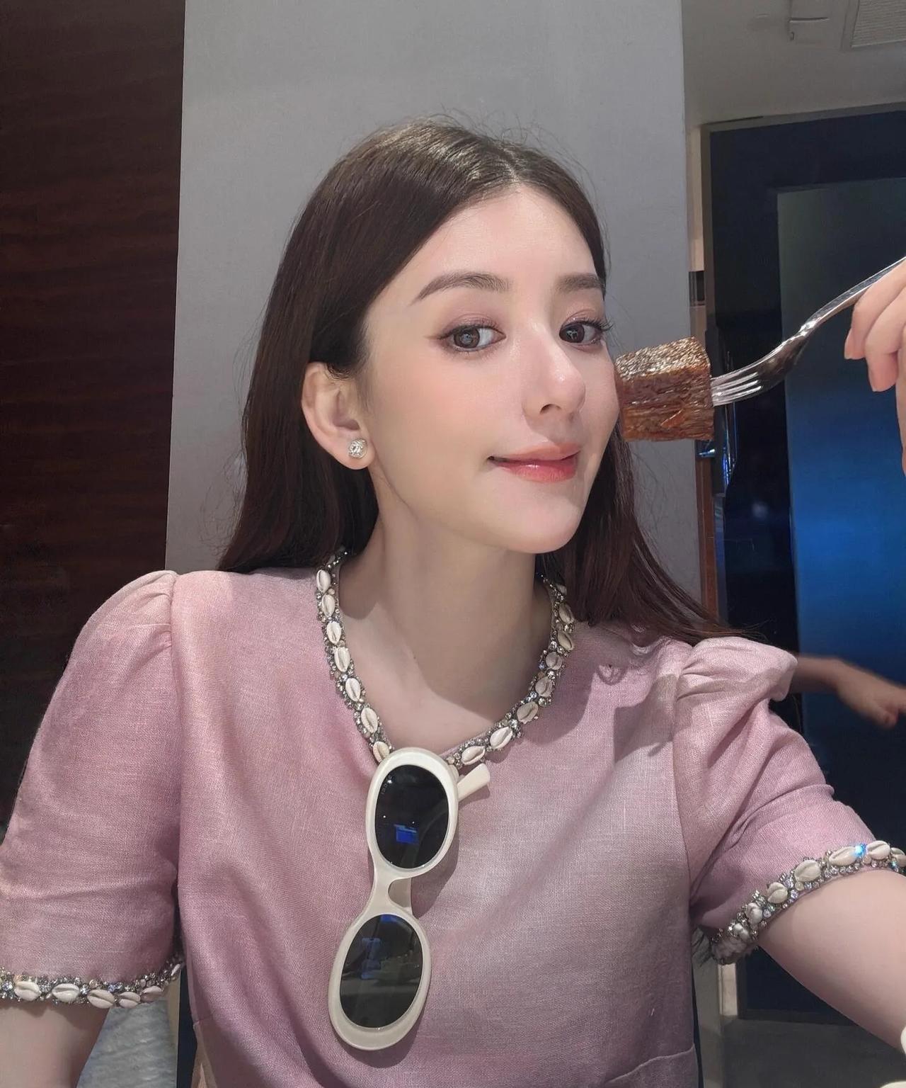 郭富城真的把方媛宠到没边了
感觉郭富城自从和方媛结婚后真的变了很多，没结婚前很少