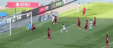 本轮中超联赛又惊现了一个离奇的乌龙球。在上海海港和长春亚泰的比赛中，阿布都海米提