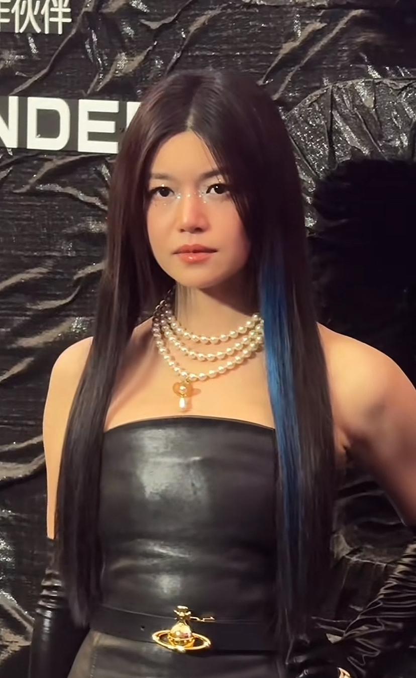 离婚后的陈妍希，这哪像43岁的人啊。
娃娃脸是不是真的很显年轻啊。
没离婚的时候