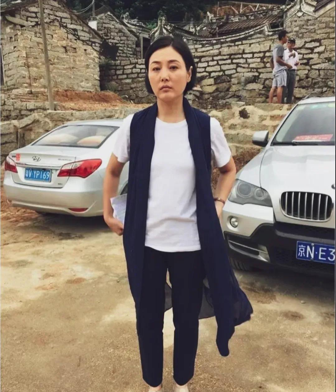 她顶多算二线女演员，可是演戏时却十分抢眼。