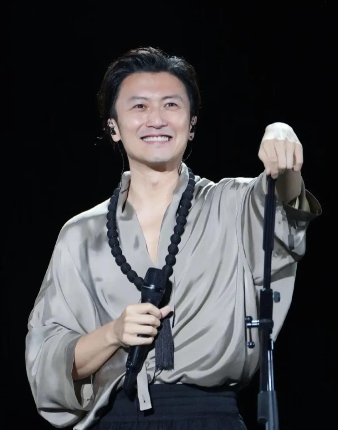 全网现在睡不着觉的人绝对是谢霆锋！这位刚靠烤肠生意赚了15亿的跨界狂人，此刻正盯