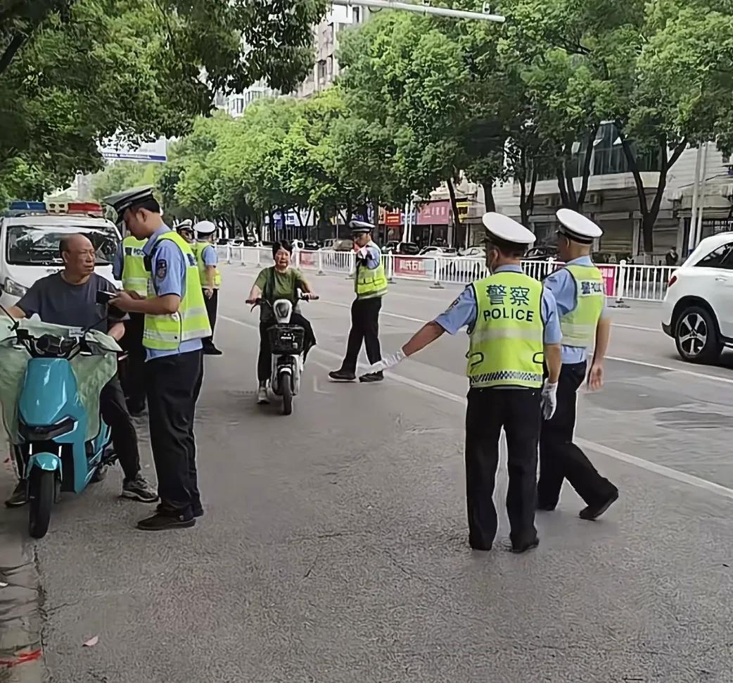 紧急提醒！电动车车主们注意了
5月新规严查你路上这4种行为，尤其是载人超员和私自