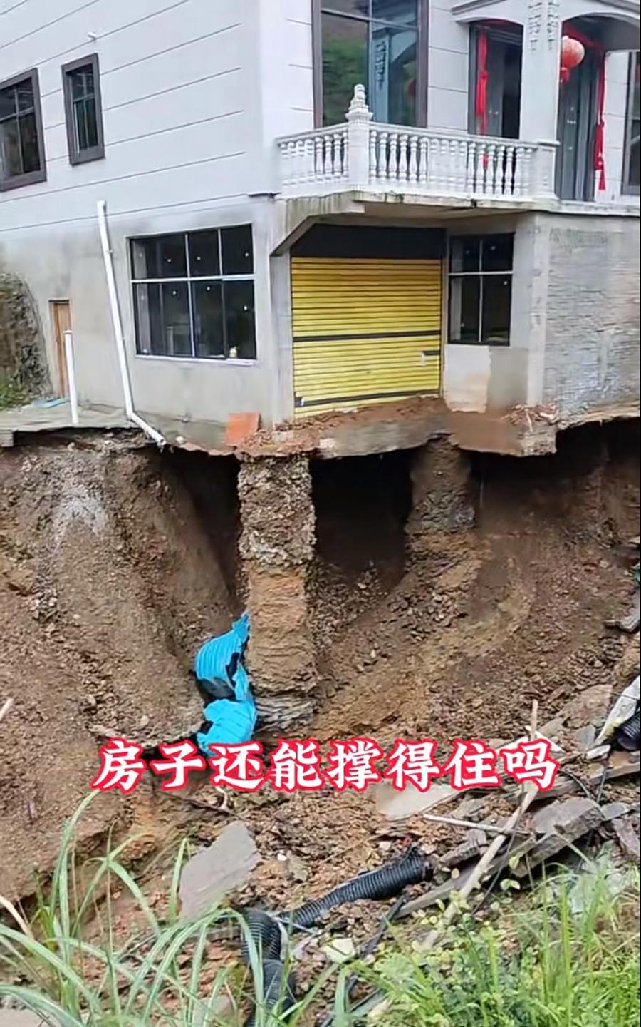 洪水退去，房子下面的土被冲走[发怒][发怒]
地基只剩下几根“桩柱”苦撑，
这个