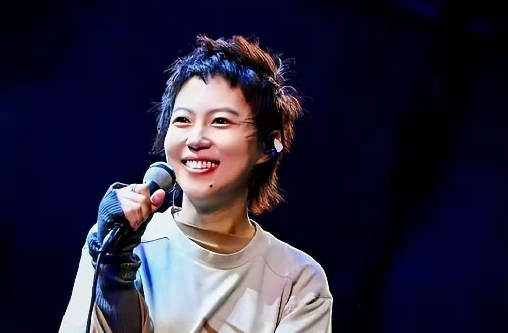 56岁的王菲怎么也想不到，28岁的大女儿如今也已经开始为她争光了