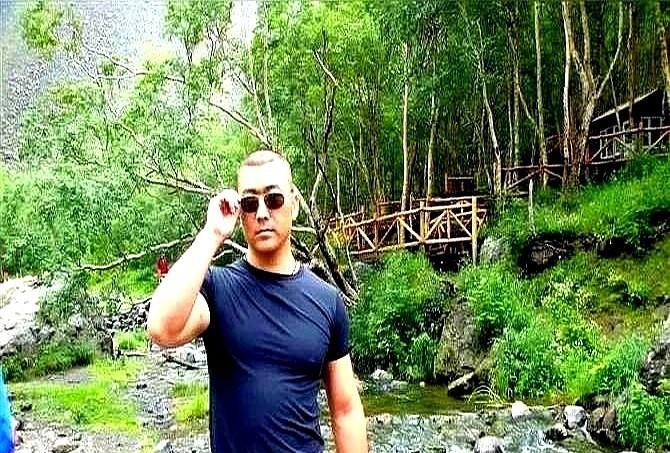 堂哥在交警队上班，今天是侄子的订婚宴。
席间堂哥把我拉到一旁，说最近单位里管得特