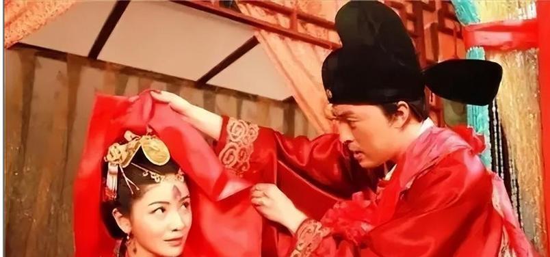 古时，一男子新婚大喜之夜，刚掀起新娘的红盖头，就听她说道：“我已有数月身孕。”男