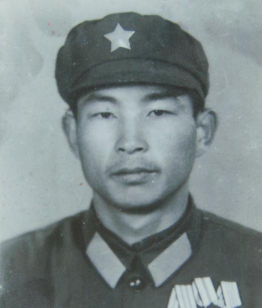 1980年，小战士许明习被越军包围，敌人见他孤身一人，而且子弹已经打光，不由得嚣