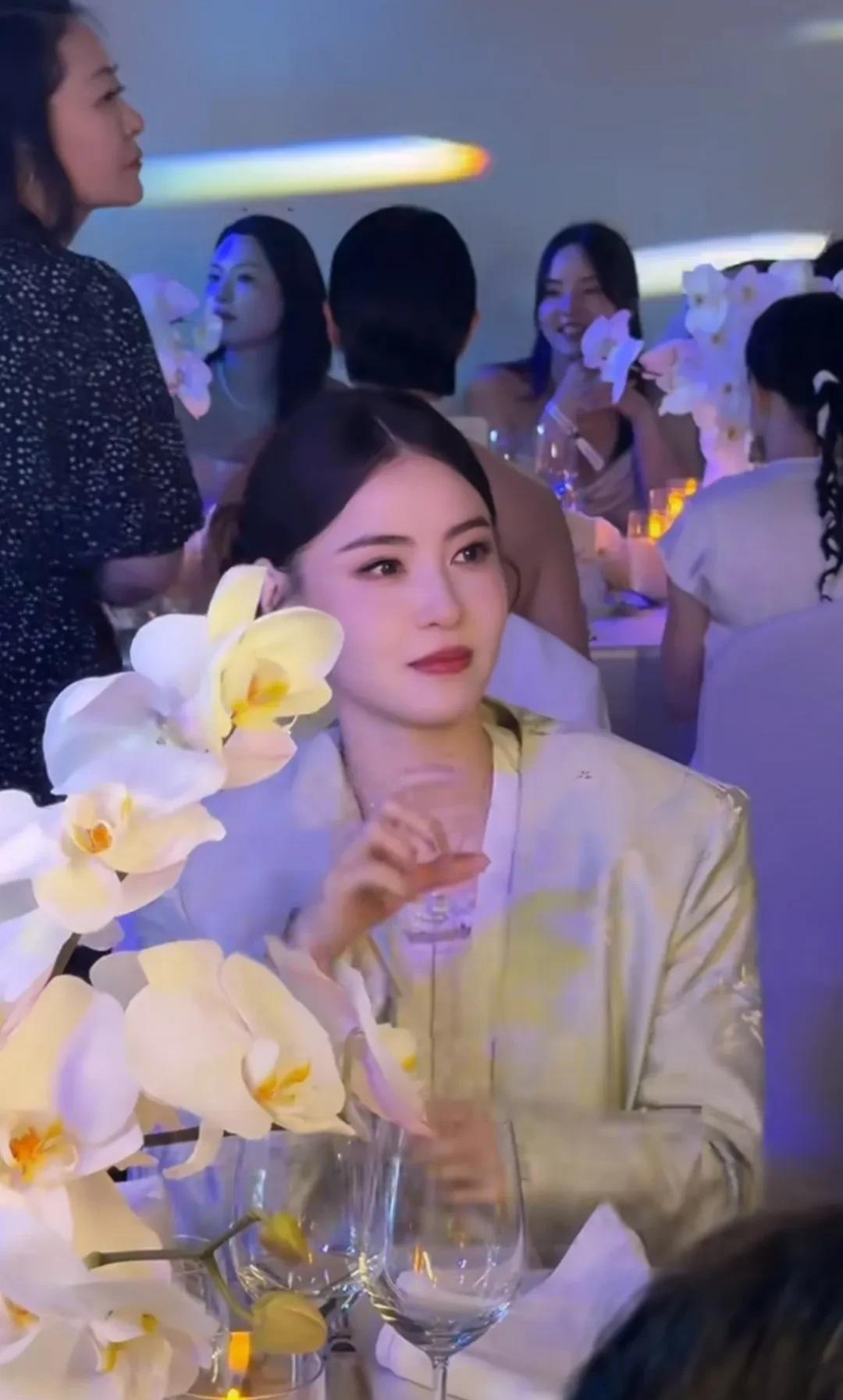 我觉得娱乐圈再挑不出这么精致、艳丽的一张脸了！
景德镇麦吉丽晚宴，遇见张柏芝，她