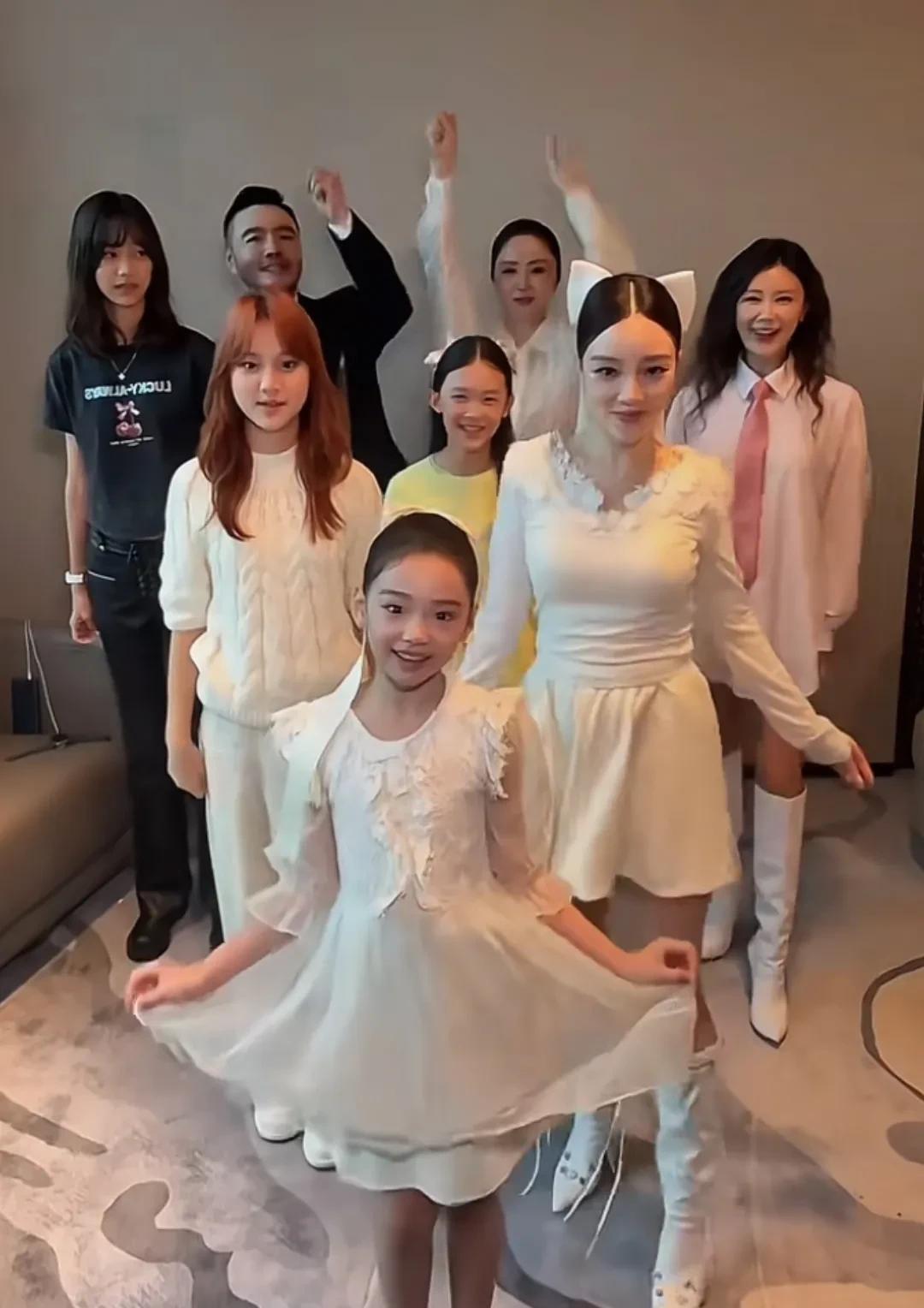李小璐更希望有小酒窝这样的女儿吧，甜馨还是有点放不开
都说小璐和小酒窝更像母女，