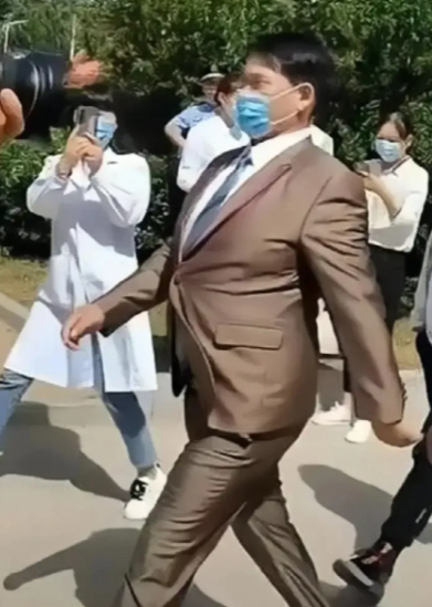 这世道，真是什么稀奇事都有！谁能想到，一个被全村人笑话是“懒汉”的朱之文，如今能