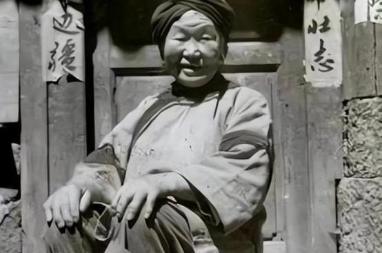 1943年，山东一女乞丐要出城，伪军怀疑她是地下党，让她当众脱衣服。
1943年