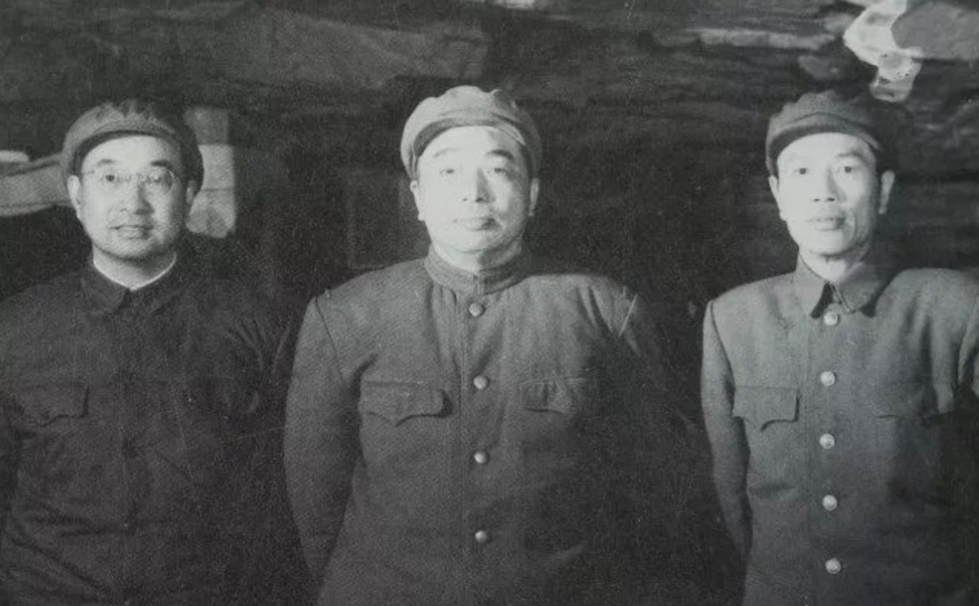 1966年7月下旬，彭老总从三线各处工地考察归来，回到了成都。在他理发的时候，从