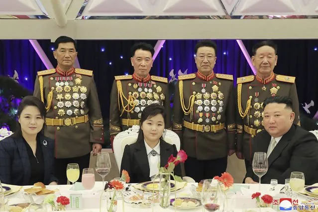 2023年2月7日，朝鲜领导人金正恩一家人出席朝鲜人民军成立75周年的宴会。